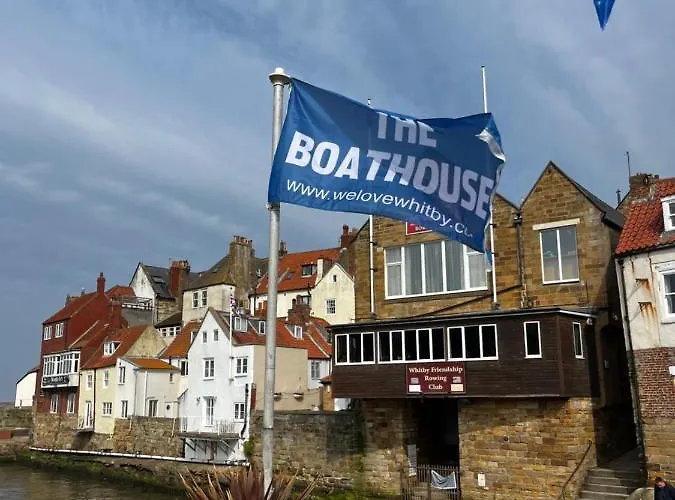 The Boathouse בית נופש *